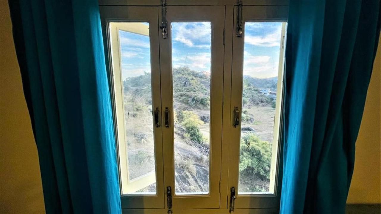 Shikhar Bunglow - A Stunning Valley View Bungalow In Mount Abu Bed & Breakfast Eksteriør bilde